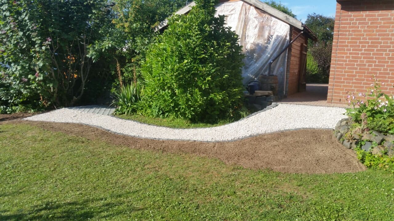 Fertiger Gartenweg mit Kiesbett