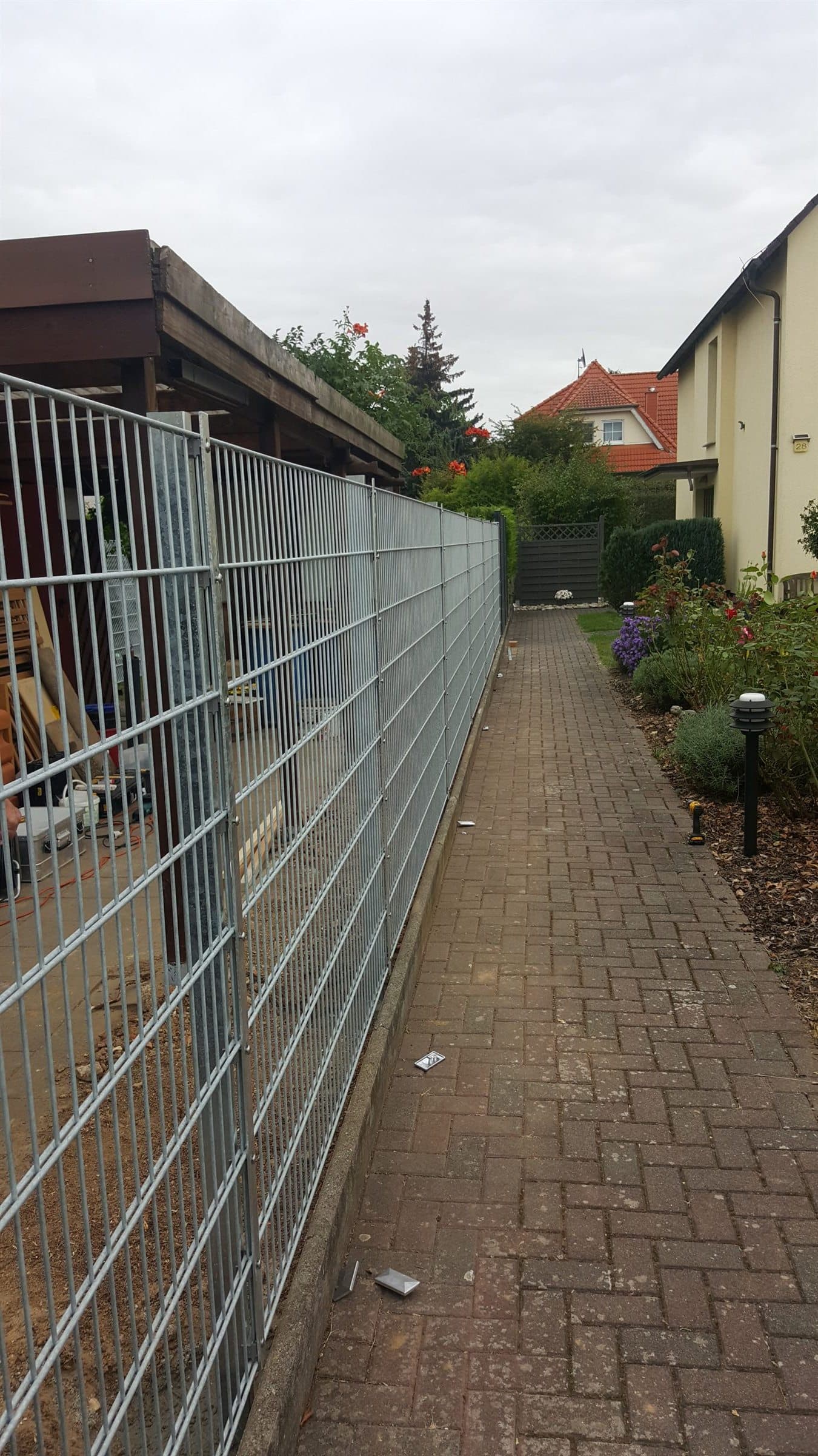 Fertige Zaunanlage entlang eines Grundstücks