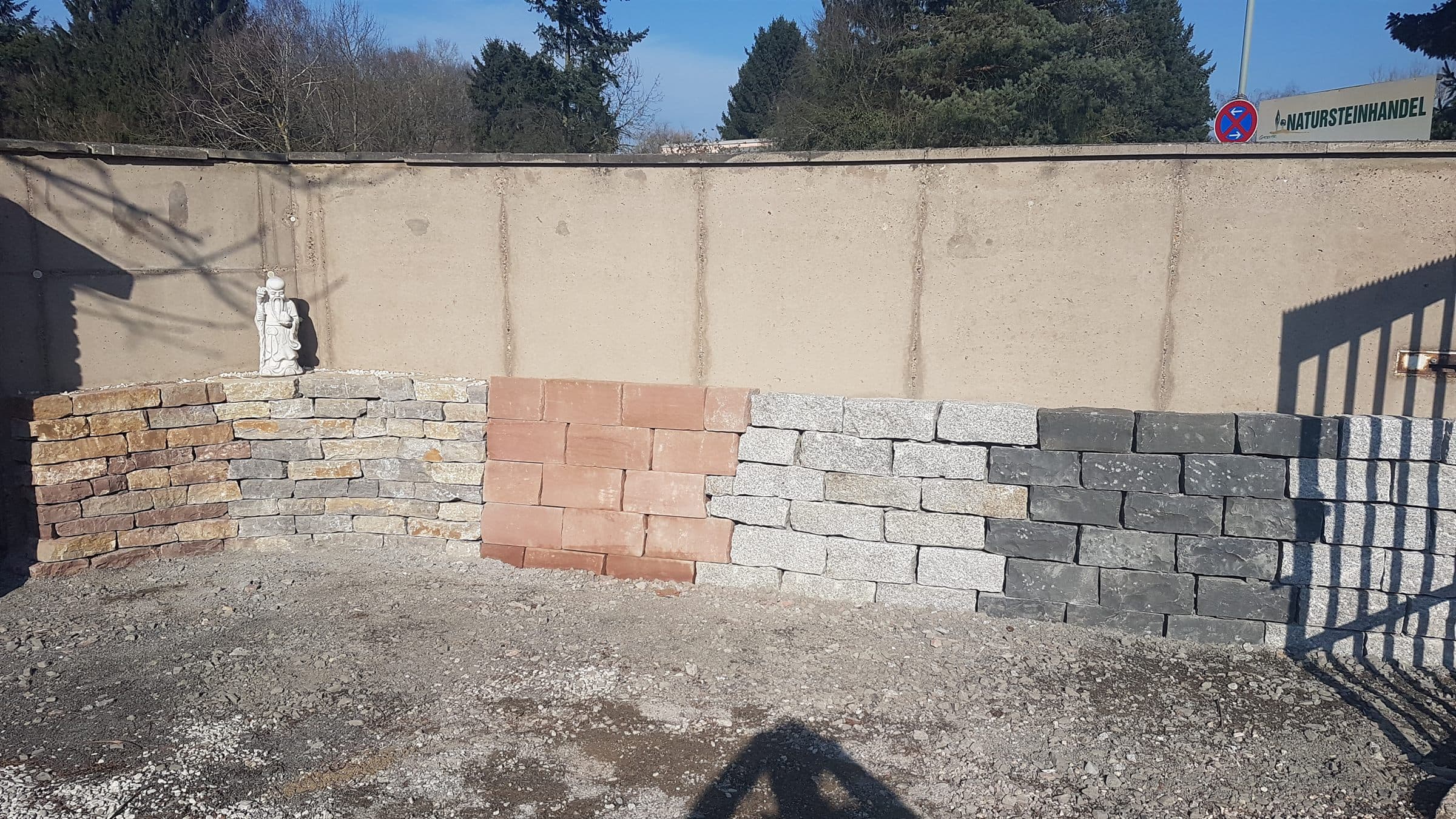 Mauer aus verschiedenen Natursteintypen