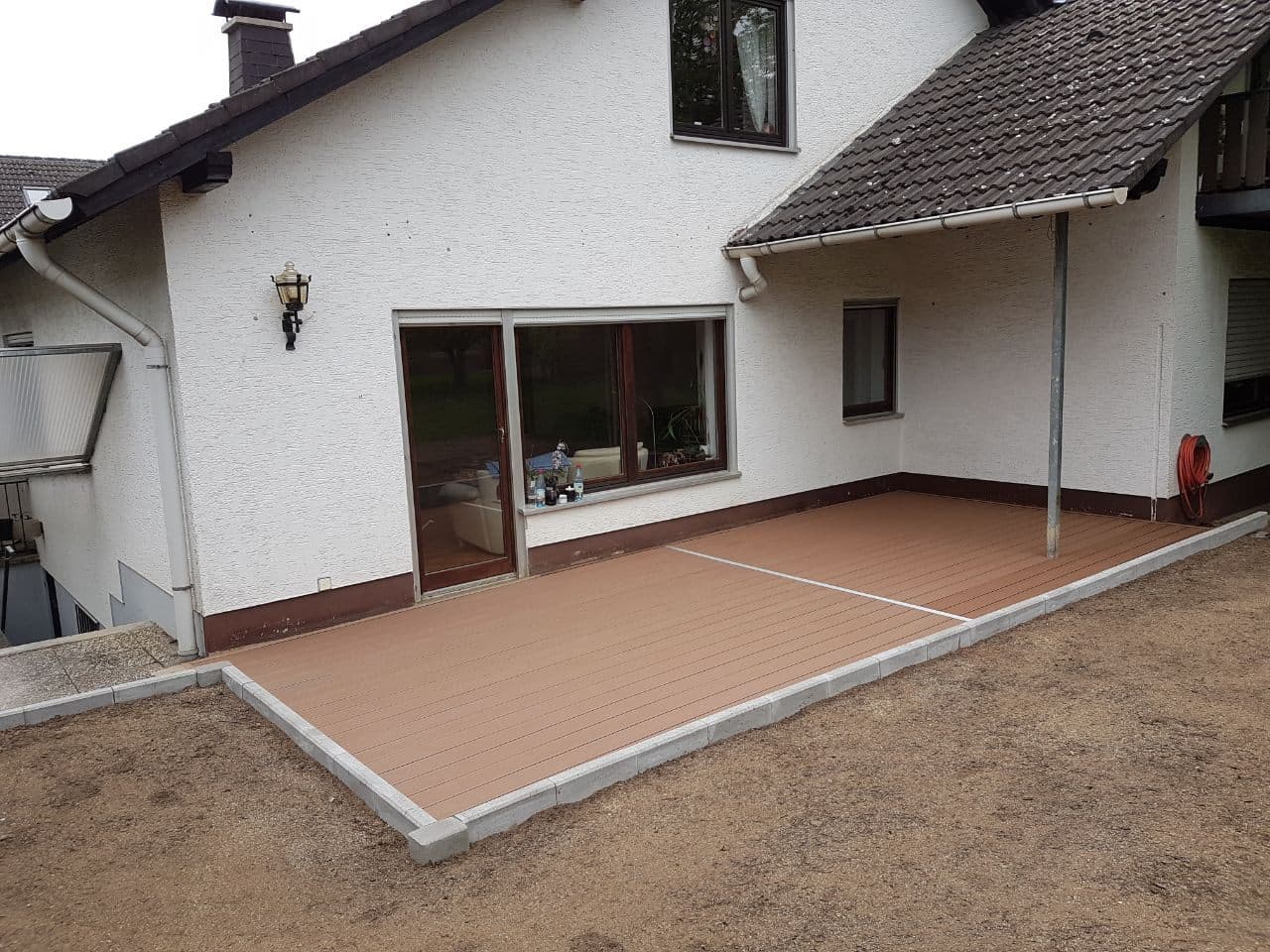 Fertige Terrasse mit Randeinfassung am Wohnhaus