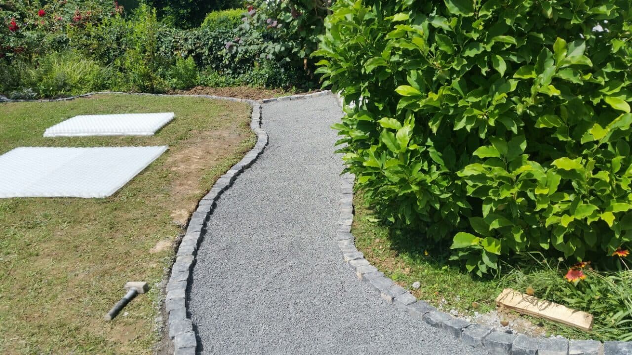 Geschwungener Gartenweg mit Pflastereinfassung